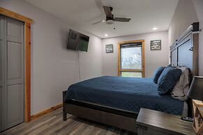 Hot Tub & Mini Golf: Mtn-view Haven in Kodak!