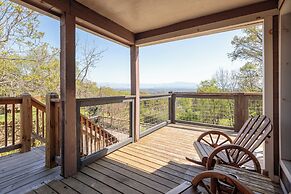 Hot Tub & Mini Golf: Mtn-view Haven in Kodak!