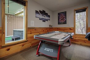 Hot Tub & Mini Golf: Mtn-view Haven in Kodak!