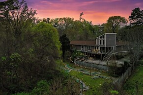 Hot Tub & Mini Golf: Mtn-view Haven in Kodak!