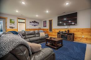 Hot Tub & Mini Golf: Mtn-view Haven in Kodak!