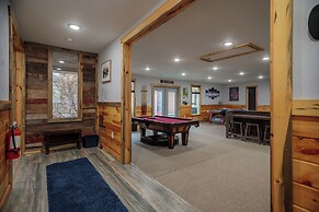 Hot Tub & Mini Golf: Mtn-view Haven in Kodak!