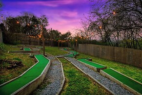 Hot Tub & Mini Golf: Mtn-view Haven in Kodak!