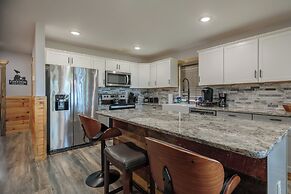 Hot Tub & Mini Golf: Mtn-view Haven in Kodak!