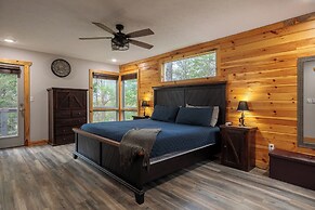 Hot Tub & Mini Golf: Mtn-view Haven in Kodak!