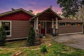 Hot Tub & Mini Golf: Mtn-view Haven in Kodak!