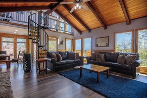 Hot Tub & Mini Golf: Mtn-view Haven in Kodak!