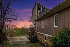 Hot Tub & Mini Golf: Mtn-view Haven in Kodak!