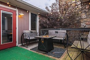 Hot Tub & Mini Golf: Mtn-view Haven in Kodak!