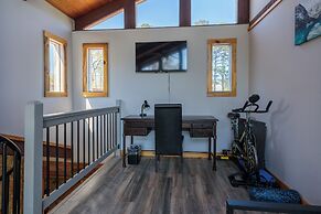 Hot Tub & Mini Golf: Mtn-view Haven in Kodak!