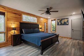 Hot Tub & Mini Golf: Mtn-view Haven in Kodak!