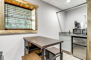 Hot Tub & Mini Golf: Mtn-view Haven in Kodak!