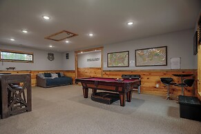 Hot Tub & Mini Golf: Mtn-view Haven in Kodak!