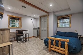 Hot Tub & Mini Golf: Mtn-view Haven in Kodak!