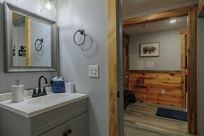 Hot Tub & Mini Golf: Mtn-view Haven in Kodak!