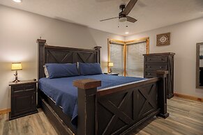 Hot Tub & Mini Golf: Mtn-view Haven in Kodak!