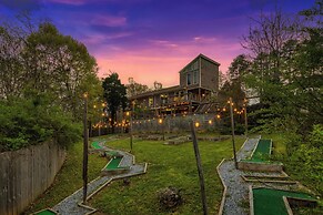 Hot Tub & Mini Golf: Mtn-view Haven in Kodak!