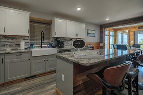 Hot Tub & Mini Golf: Mtn-view Haven in Kodak!