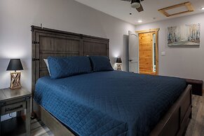 Hot Tub & Mini Golf: Mtn-view Haven in Kodak!