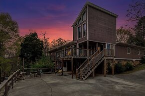 Hot Tub & Mini Golf: Mtn-view Haven in Kodak!