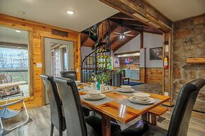 Hot Tub & Mini Golf: Mtn-view Haven in Kodak!