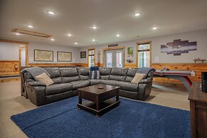 Hot Tub & Mini Golf: Mtn-view Haven in Kodak!