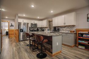 Hot Tub & Mini Golf: Mtn-view Haven in Kodak!