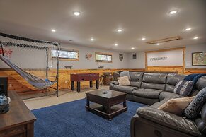 Hot Tub & Mini Golf: Mtn-view Haven in Kodak!