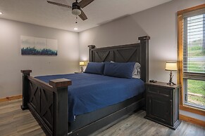 Hot Tub & Mini Golf: Mtn-view Haven in Kodak!