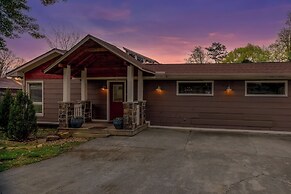 Hot Tub & Mini Golf: Mtn-view Haven in Kodak!