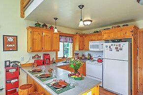 Bright Klamath Falls Cabin w/ Deck & Mtn Views!