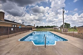 Pet-friendly Efficiency Cottage w/ Pool!