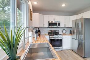 Modern Traverse City Lake House w/ Hot Tub!