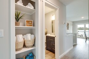 Modern Traverse City Lake House w/ Hot Tub!