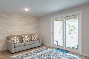 Modern Traverse City Lake House w/ Hot Tub!