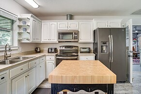 Granbury Cottage, Steps to Lake & Dock!