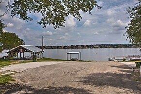 Granbury Cottage, Steps to Lake & Dock!