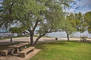 Granbury Cottage, Steps to Lake & Dock!