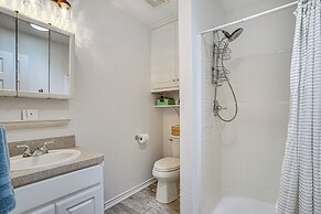 Granbury Cottage, Steps to Lake & Dock!