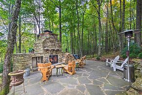 Screened Porch + 3 Decks: Beech Mountain Cabin