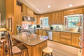 Screened Porch + 3 Decks: Beech Mountain Cabin