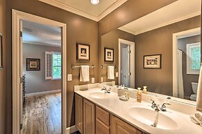 Screened Porch + 3 Decks: Beech Mountain Cabin