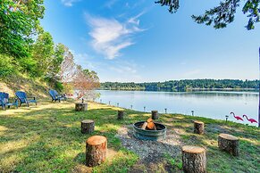 Dreamy Wooded Cabin With Private Beach & Kayaks!