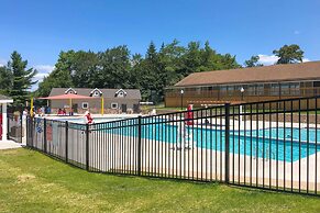 Modern Poconos Gem w/ Fire Pit, Deck & Pool Access