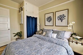 Charming Renovated Avalon Townhome, Walk to Beach!