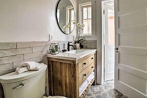 Charming Renovated Avalon Townhome, Walk to Beach!
