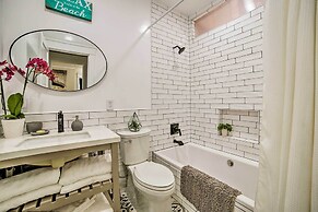 Charming Renovated Avalon Townhome, Walk to Beach!