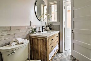 Charming Renovated Avalon Townhome, Walk to Beach!