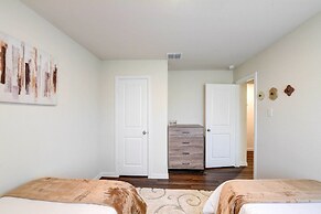 ~ 6 Mi to Waco: Newly Constructed Family Home