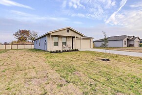 ~ 6 Mi to Waco: Newly Constructed Family Home